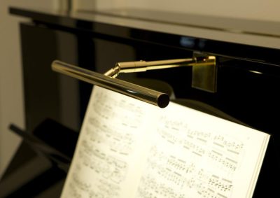 Pianolampa Rondo rak, polerad mässing, LED 2X3,5W